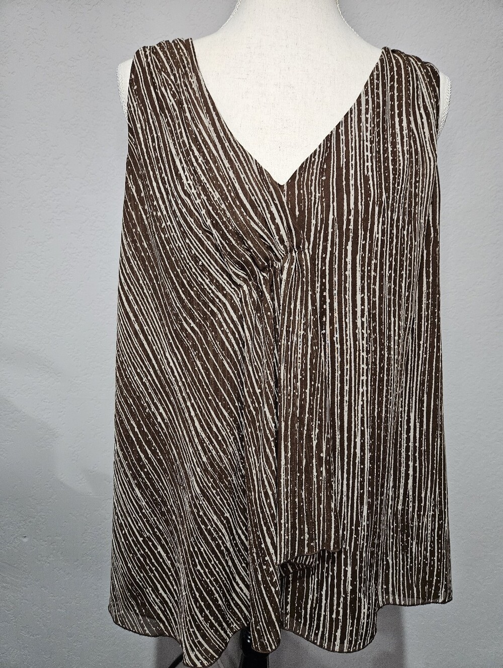EUC Ladies Brown And Beige Sleeveless Lightweight Top Size 1X